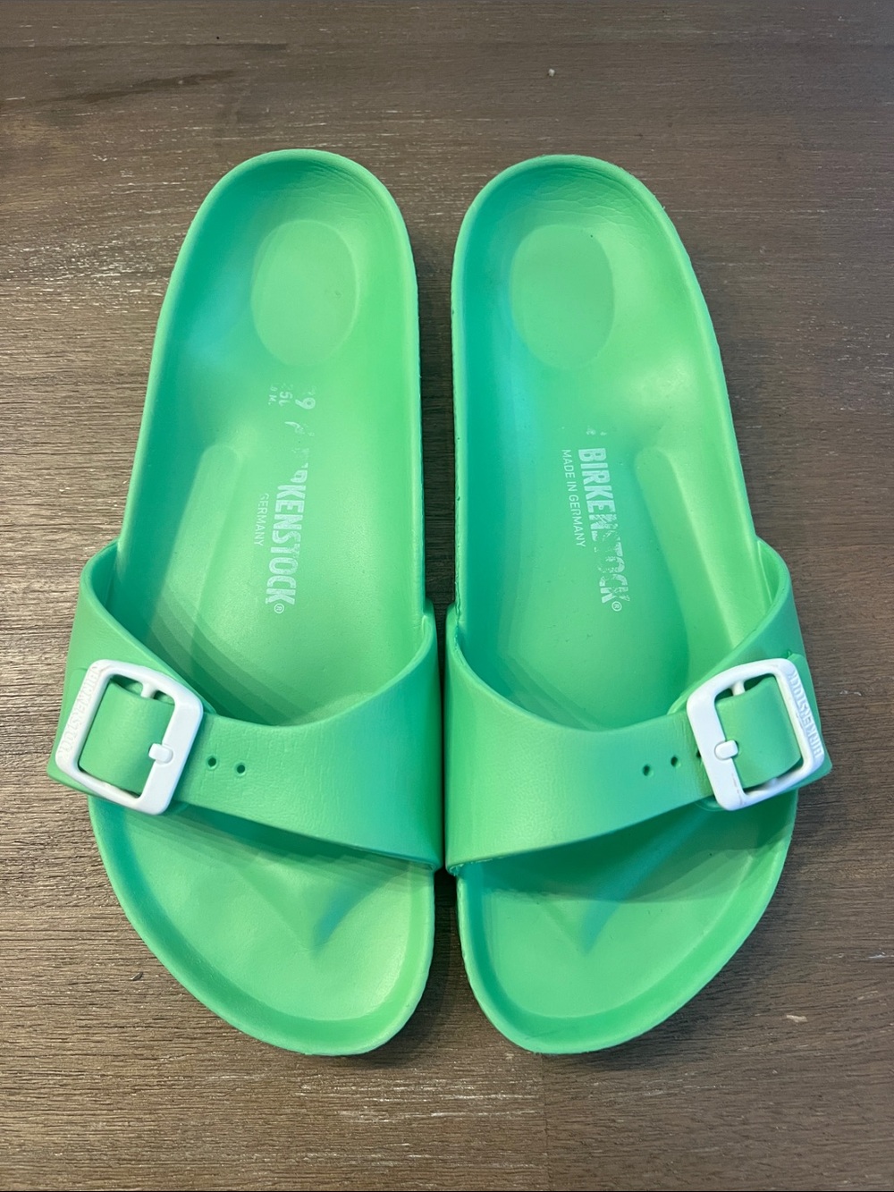 Birkenstock women’s Green Single-Buckle EVA Slide Sandals with White Buckles